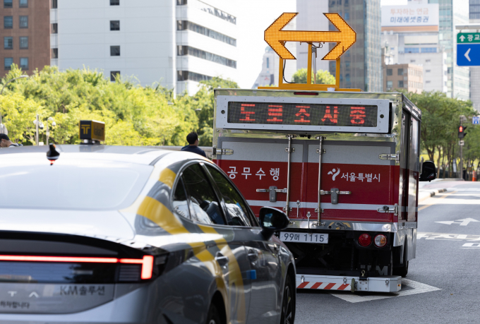 최근 서울 곳곳에서 싱크홀이 잇달아 발생한 가운데 고려대역 인근 도로에서도 땅 꺼짐 현상이 나타났다. 사진은 지난 3일 서울 중구 청계광장 인근에서 서울시 재난안전실 도로관리과 직원들이 땅꺼짐 탐사대 차량을 이용해 도로 지반을 점검하는 모습. /사진=뉴스1