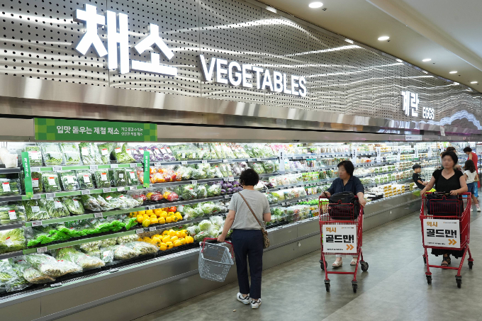 롯데마트가 추석을 맞아 할인된 시금치를 한정판매한다. 제타플렉스 서울역점 채소매장에서 고객들이 채소를 둘러보고 있다. /사진=롯데마트