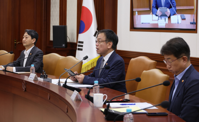  정부가 '생활편의 서비스 개선 방안'을 발표해 층간 소음 분쟁 예방에 적극 나서기로 했다. 최상목 경제부총리 겸 기획재정부 장관이 12일 오전 서울 종로구 정부서울청사에서 열린 경제관계장관회의에 참석해 발언하는 모습. /사진=뉴시스