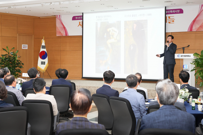 이상일 용인특례시장이 11일 '제152회 용인상공회의소 조찬 세미나'에서 특강을 하고 있다 / 사진제공=용인특례시
