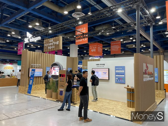 12일 서울 코엑스에서 개막한 '제1회 대한민국 사회적 가치 페스타'에 마련된 SK텔레콤 전시 부스. / 사진=이한듬 기자