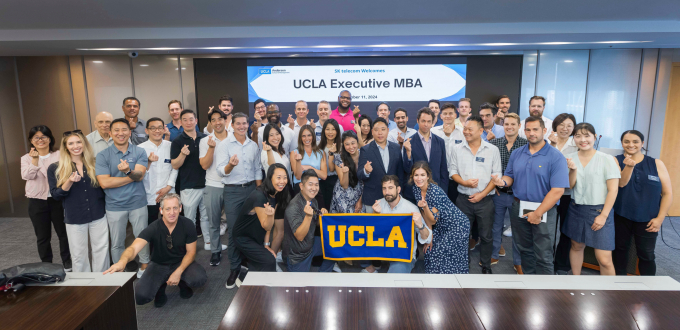  지난 11일 미국 로스앤젤레스 캘리포니아대학(UCLA) eMBA(Executive MBA) 학생들과 교수진 40여명이 SKT의 글로벌 AI 사업 혁신 전략에 대해 배우기 위해 SKT 사옥을 찾았다.사진은 UCLA MBA 학생들과 교수진이 SKT타워에 모여있는 모습. /사진=SK텔레콤 제공