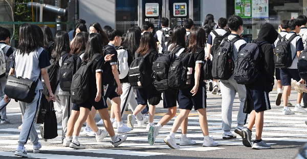 미국에서 코로나19 봉쇄 조치로 인해 10대 청소년들의 뇌 노화 현상이 더 빨리 찾아왔다는 연구 결과가 나왔다. 사진은 지난달 19일 경기 수원 영통구에서 학생들이 등교하는 모습. /사진=뉴시스