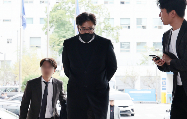 그룹 피프티 피프티와 '탬퍼링'(사전 접촉) 의혹과 관련해 안성일 더기버스 대표가 이를 주도했다는 녹취록이 공개됐다. 사진은 안 대표가 피의자 조사를 받기 위해 서울 강남경찰서에 출석하는 모습. /사진=뉴스1