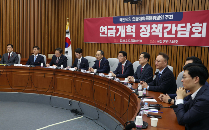 정부가 연금개혁안을 발표한 가운데 국민의힘과 정부가 첫 정책간담회에서 국회 연금개혁특별위원회를 꾸려 연금개혁 관련 통합적 논의를 이어가야 한다고 주장했다. 추경호 국민의힘 원내대표가 12일 오전 서울 여의도 국회에서 열린 연금개혁 정책간담회에서 발언을 하는 모습. /사진=뉴시스