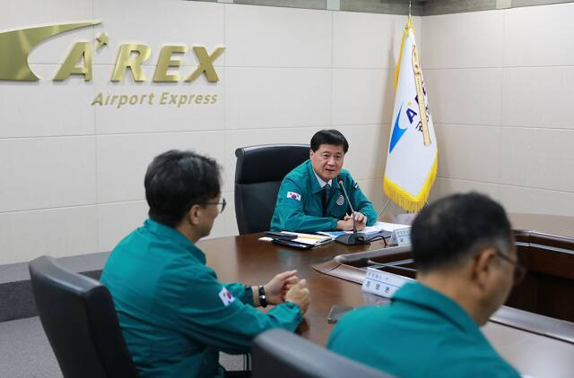 박대수 공항철도 신임사장이 이후삼 전 사장에 이어 정치권 출신 최고경영자(CEO)로 영입되며 지난달 19일 공식 취임했다. 사진은 박 사장이 을지연습에 참여해 열차 운행 현황을 점검하는 모습. /사진 제공=공항철도