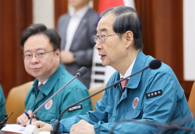  의료대란 이후 사망자가 증가한 가운데 한덕수 국무총리가 추석연휴 기간 의료붕괴를 걱정하지 않아도 된다고 주장했다. 한덕수 국무총리가 12일 서울 종로구 정부서울청사에서 열린 의사집단행동 중앙재난안전대책본부 회의에서 모두발언을 하고 있다. /사진=뉴스1