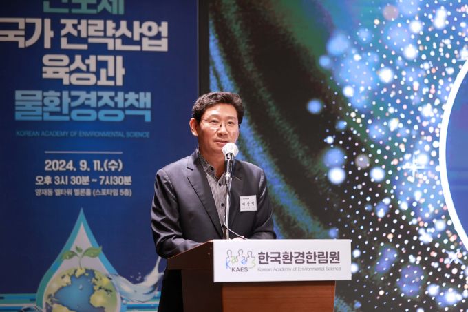 이상일 용인특례시장이 11일 서울 서초구 양재동 엘타워 멜론홀에서 열린 제65차 환경리더스포럼에서 발언을 하고 있다 / 사진제공=용인특례시