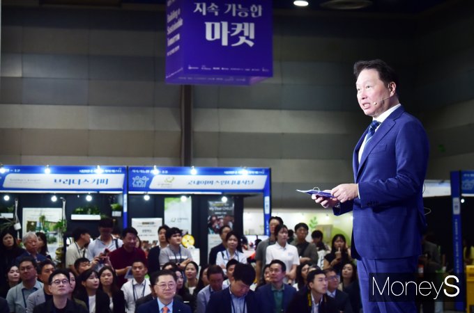 최태원 대한상공회의소 회장(SK그룹 회장)이 12일 서울 코엑스에서 개막한 '제1회 대한민국 사회적 가치 페스타'에서 개회사를 하고 있다. / 사진=임한별 기자