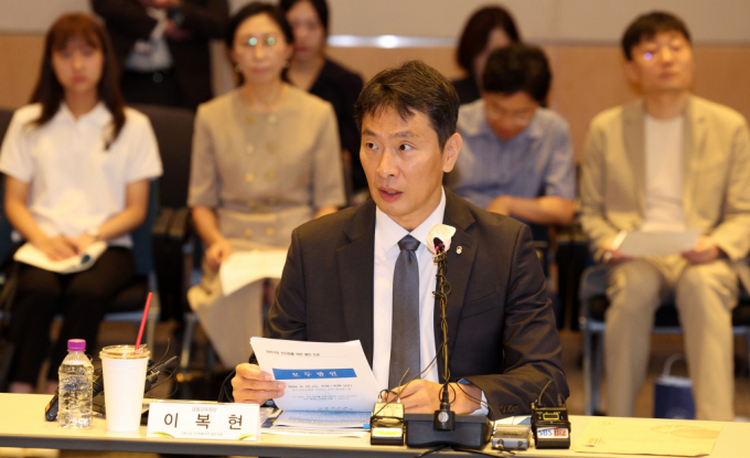 이복현 금융감독원장이 12일 서울 여의도 한경협회관 컨퍼런스센터에서 열린 자본시장 선진화를 위한 열린토론에 참석해 모두발언을 하고 있다. /사진=뉴시스 