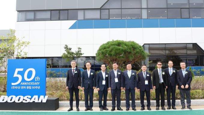㈜두산이 12일 전북 김제시 지평선산업단지에서 하이엔드 FCCL(연성동박적층판) 공장 준공을 기념하는 행사를 진행했다. 이날 행사에 참석한 김관영 전북특별자치도지사(왼쪽 넷째), 정성주 김제시장(왼쪽 여섯째), 서백현 김제시의회의장(왼쪽 셋째), 이승렬 산업통상자원부 산업정책실장(왼쪽 둘째), 문홍성 ㈜두산 사장(왼쪽 다섯째), 유승우 사장(왼쪽 여덟째) 등이 기념사진을 촬영하고 있다. / 사진=두산