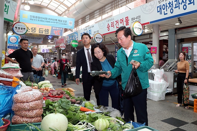 권기창 안동시장이 11일 안동중앙신시장에서 제수용품을 살펴보고 있다./사진제공=경북 안동시