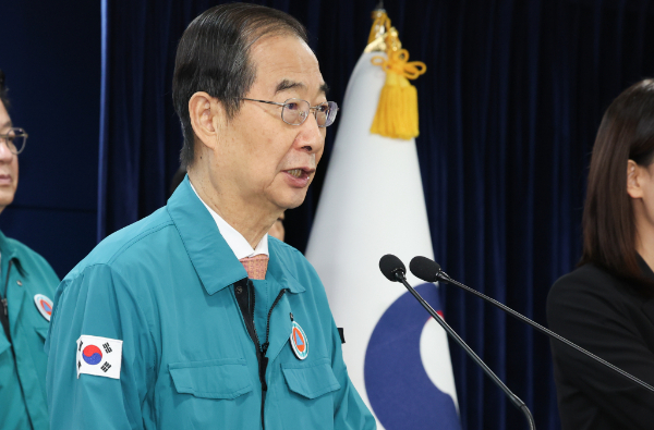 한덕수 국무총리가 12일 열린 당정협의회에서 "(의료)개혁을 미루면 더 큰 대가를 치르기 쉽다"고 말했다. 사진은 한 총리가 12일 서울 종로구 정부서울청사에서 합동브리핑을 하고 있는 모습. /사진=뉴스1