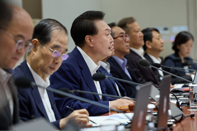 2025년도 예산안에서 사회간접자본(SOC) 예산이 올해보다 1조원가량 줄어들어 건설경기 침체가 장기화될 수 있다는 업계 우려가 나온다. 사진은 윤석열 대통령이 지난달 27일 서울 용산 대통령실 청사에서 열린 2025년도 정부 예산안 의결을 위한 국무회의에 참석해 발언하는 모습. /사진=대통령실