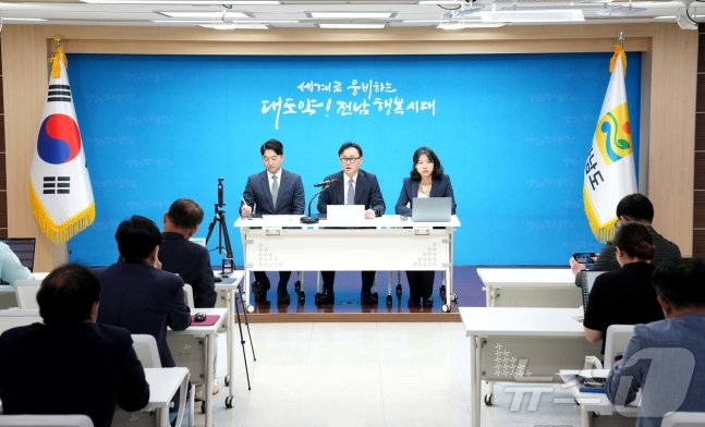 전라남도 국립의대 신설 정부추천 용역 추진사 관계자가 12일 오전 전남도청 브리핑룸에서 국립의대 및 대학병원 설립방식 추천안 등 용역 추진상황을 설명하고 있다./전남도
