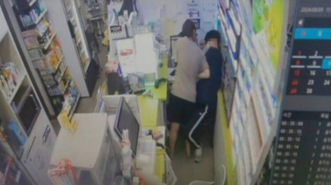 여성 손님에게 추행을 당했는데 경찰로부터 입증이 불가능하다는 답변을 받은 남자 아르바이트생의 사연이 전해졌다. 사진은 CCTV에 찍힌 추행 모습. /사진=온라인 커뮤니티 갈무리