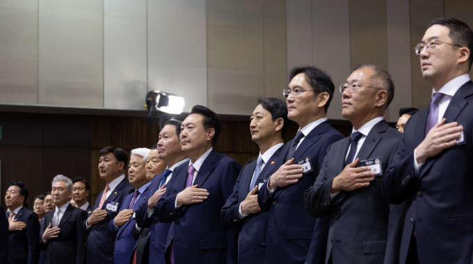 4대 그룹 총수가 오는 19일 윤석열 대통령의 체코 순방에 경제사절단으로 동행한다. 사진은 지난 3월20일 서울 여의도 63컨벤션센터에서 열린 제51회 상공의 날 기념식에 참석한 윤 대통령과 주요 그룹 총수들. (앞줄 오른쪽부터) 구광모 LG 회장, 정의선 현대차그룹 회장, 이재용 삼성전자 회장, 안덕근 산업통상자원부 장관, 윤 대통령, 최태원 대한상공회의소 회장, 양재생 부산상의 회장, 김정태 전주상의 회장, 최재호 창원상의 회장. / 사진=대통령실 제공  