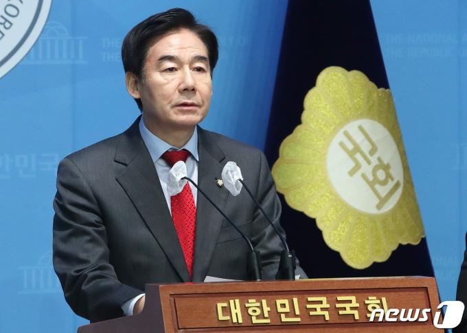 이용호 국민의힘 의원이 2일 오전 서울 여의도 국회 소통관에서 기자회견을 갖고 제22대 국회의원선거(총선) 서대문갑 출마 선언을 하고 있다. 2024.2.2/뉴스1 ⓒ News1 임세영 기자