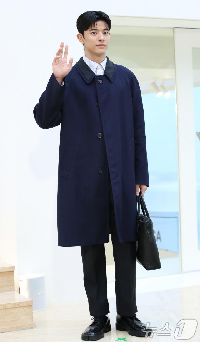 [사진] 로몬, 부드러운 손 인사