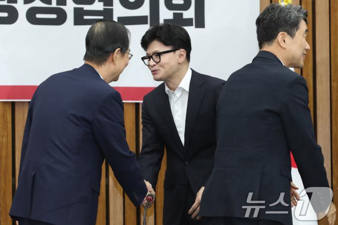 한동훈 국민의힘 대표와 한덕수 국무총리가 12일 오후 서울 여의도 국회에서 열린 지역·필수의료체계 개선을 위한 당정협의회에서 인사나누고 있다.2024.9.12/뉴스1 ⓒ News1 이광호 기자