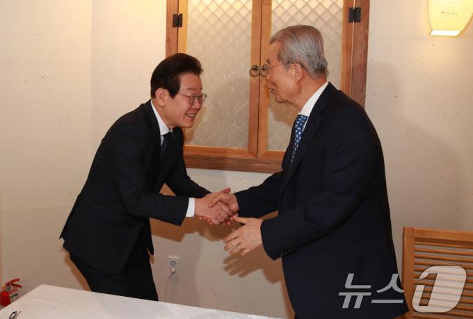 [사진] 악수하는 이재명·김종인