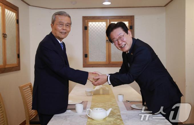 [사진] 김종인 전 비대위원장 만난 이재명 대표