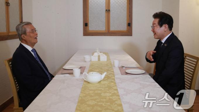 [사진] 김종인 전 비대위원장과 대화하는 이재명 대표