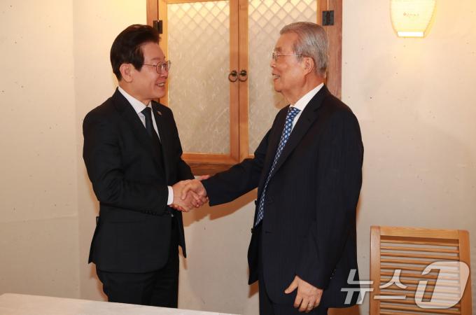 [사진] 악수하는 이재명·김종인