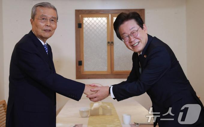[사진] 김종인 전 비대위원장 만난 이재명 대표