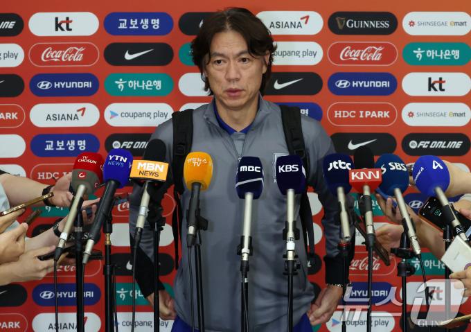 [사진] 귀국 인터뷰하는 홍명보 감독