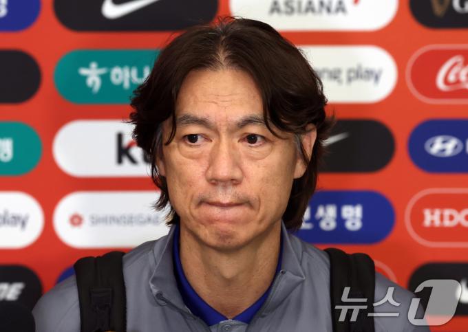 [사진] 오만전 마치고 귀국한 홍명보 감독