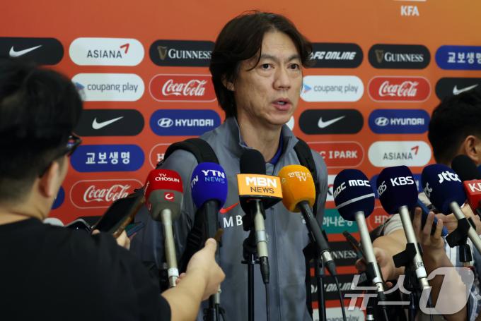 [사진] 취재진 질문에 답변하는 홍명보 감독