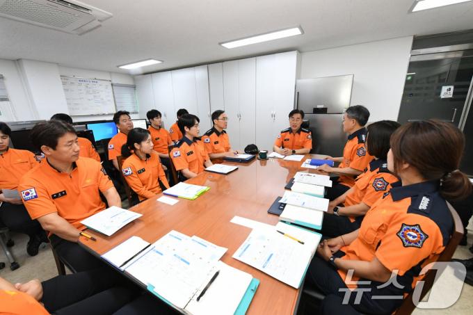[사진] 구급대원 격려하는 허석곤 소방청장