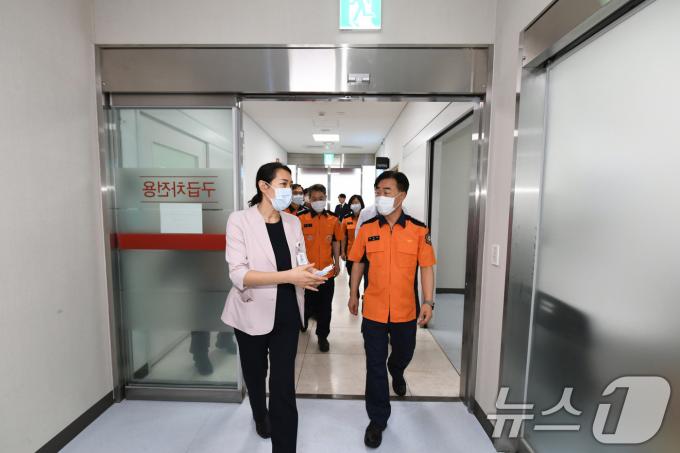 [사진] 응급실 살펴보는 허석곤 소방청장