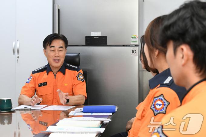 [사진] 구급대원 격려하는 허석곤 소방청장