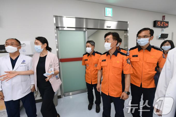 [사진] 추석 연휴 대비 응급실 살펴보는 허석곤 소방청장