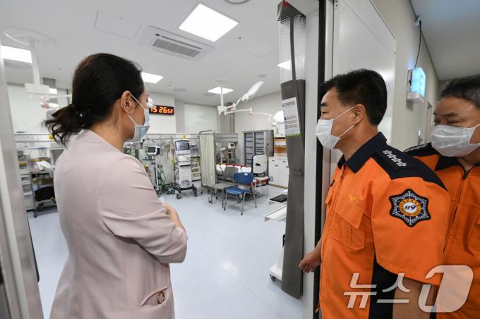 [사진] 추석 연휴 대비 응급실 살펴보는 허석곤 소방청장