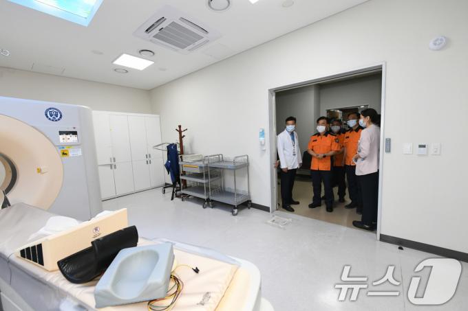 [사진] 추석 연휴 대비 응급실 살펴보는 허석곤 소방청장
