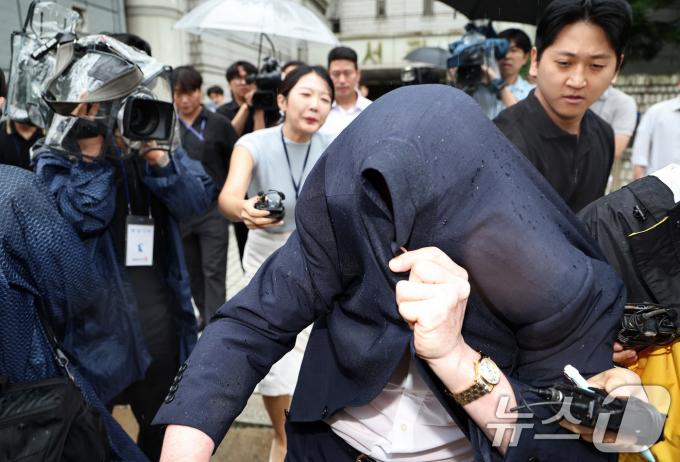 도이치모터스 주가조작 사건에서 '전주'(錢主) 역할을 한 혐의를 받고 있는 손모 씨가 12일 오후 서울 서초구 서울고등법원에서 열린 도이치모터스 주가조작 관련 항소심 선고공판에서 징역 6개월에 집행유예 1년을 선고 받은 뒤 취재진을 피해 법원을 나서고 있다. 2024.9.12/뉴스1 ⓒ News1 구윤성 기자