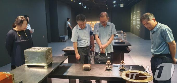 [사진] 덕수궁 돈덕전서 전승취약종목 특별전 관람하는 이경훈 차장