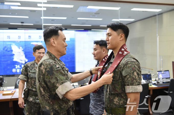 [사진] 합참 머플러 수여하는 김명수 합참의장