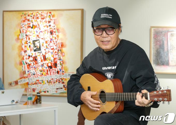 가수 겸 화가 조영남이 2020년 9월 22일 오후 서울 강남구 호리아트스페이스에서 열린 '보컬그룹 시인 이상과 5명의 아해들' 출간 간담회에서 이상의 시에 영감을 받아 작곡한 노래를 부르고 있다. 2020.9.22/뉴스1 ⓒ News1 안은나 기자