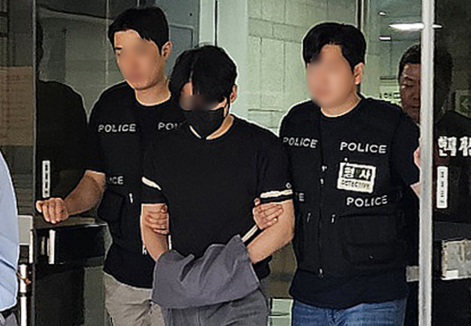 자택에서 집단 마약 투약한 혐의를 받는 유명 BJ가 도망 염려로 인해 법원서 구속 영장을 발부받았다. 사진은 유명 BJ 박모씨(35)가 지난 12일 서울 서초구 서울중앙지법에서 열린 구속 전 피의자심문에 출석한 뒤 법원을 나서는 모습. /사진=뉴스1