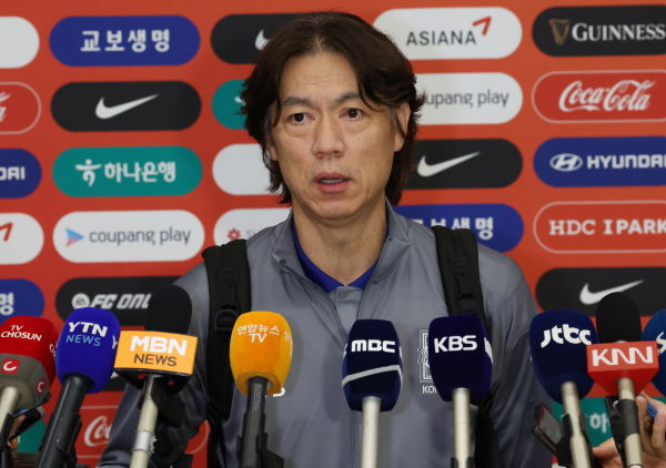 홍명보 감독이 특정 선수에 의존해 공격한다는 질문에 "전술적 변화가 들어맞았다"고 반박했다. 사진은 지난 12일 언론인터뷰 중인 홍 감독의 모습. /사진=뉴스1