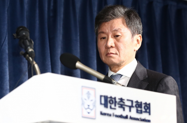  대한축구협회 노동조합 운영위원회가 지난 12일 성명을 통해 정몽규 축구협회장의 4번째 연임에 반대하는 입장을 밝혔다. 사진은 지난 2월 서울 종로구 축구회관에서 위르겐 클린스만 당시 감독의 거취 발표를 위해 입장하고 있는 정 회장의 모습. /사진=뉴스1