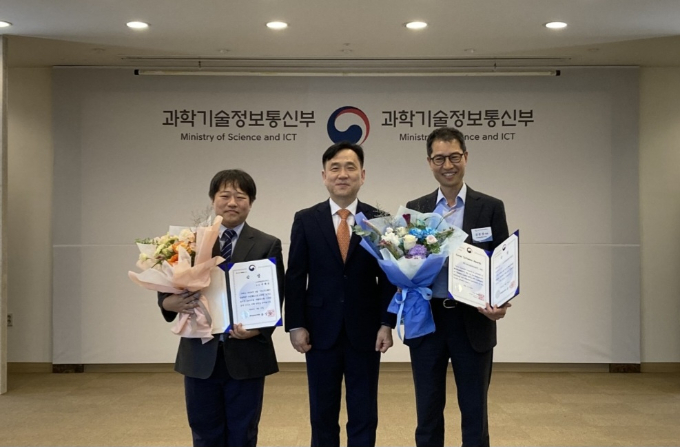 리테일앤인사이트의 유통 전문 통합솔루션 '토마토솔루션'이 과학기술정보통신부(과기부) 주최 '신SW상품대상'에서 장관상을 수상했다. 박정우 리테일앤인사이트 팀장(왼쪽부터), 강도현 과기부 차관, 성준경 리테일앤인사이트 대표가 기념촬영을 하고 있다. /사진=리테일앤인사이트