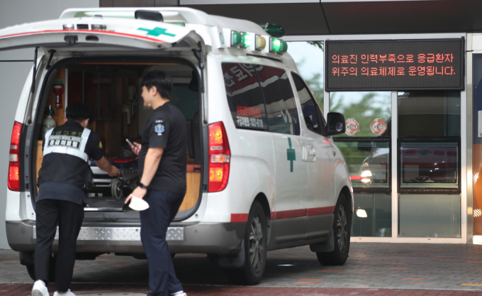  중증 응급환자 10명 중 1명은 정부의 '컨트롤타워'를 통해서도 내원할 수 있는 병원 응급실을 찾지 못한 것으로 집계됐다. 서울 시내의 한 대학병원에 응급의료센터 의료진 부족 관련 안내문이 나오고 있다. /사진=뉴스1