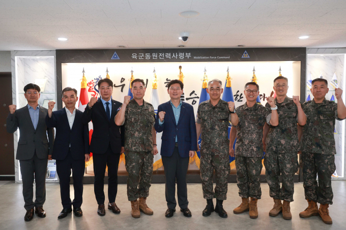 이상일 용인특례시장이 12일 동원전력사령부를 방문해 군 관계자들을 격려한 뒤 기념촬영을 하고있다 / 사진제공=용인시