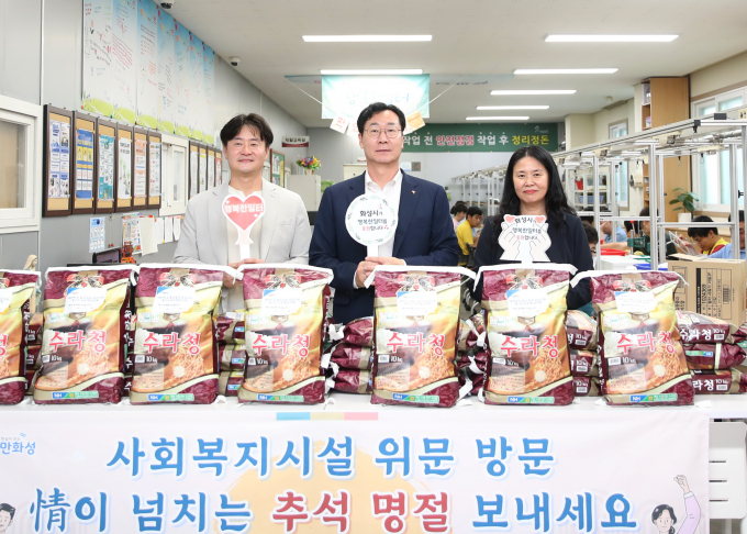 정명근 화성시장(가운데)이 직업재활시설'행복한 일터'를 방문해 추석인사를 전하고 기념촬영을 하고있다 / 사진제공=화성시