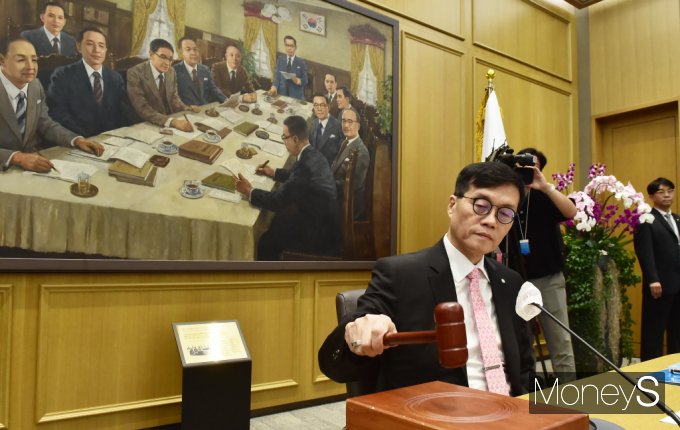 기준 금리를 결정하는 금융통화위원회 정례회의가 22일 서울 중구 남대문로 한국은행에서 진행된 가운데 이창용 한은 총재가 의사봉을 두드리고 있다./사진=임한별 기자